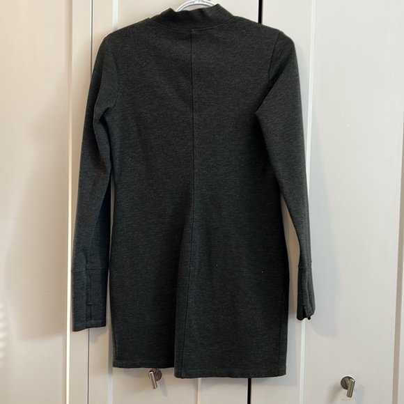 FIG clothing long-sleeved tunic top in grey, pockets at waist. - Picture 3 of 3